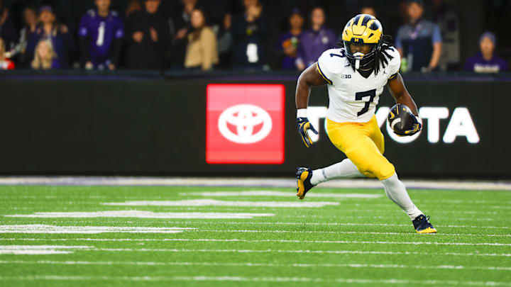 Oct 5, 2024; Seattle, Washington, USA; Michigan Wolverines running back Donovan Edwards (7) runs for yards after the catch against the Washington Huskies during the second quarter at Alaska Airlines Field at Husky Stadium. Mandatory Credit: Joe Nicholson-Imagn Images