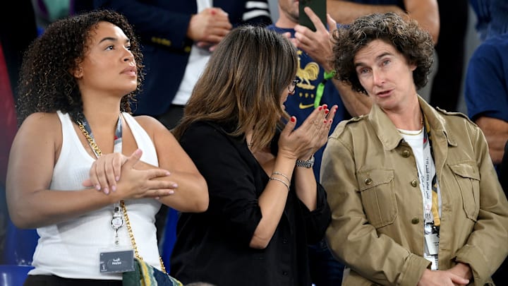 Melissa Gateau a la izquierda, acompañando a Kylian Mbappé en uno de sus partidos 