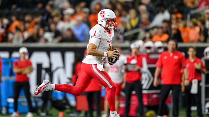 Sep 26, 2025; Corvallis, Oregon, USA; Houston Cougars quarterback Conner Weigman (1) runs the ball during the second quarter against the Oregon State Beavers at Reser Stadium. Mandatory Credit: Craig Strobeck-Imagn Images Sep 26, 2025; Corvallis, Oregon, USA; Houston Cougars quarterback Conner Weigman (1) runs the ball during the second quarter against the Oregon State Beavers at Reser Stadium. Mandatory Credit: Craig Strobeck-Imagn Images