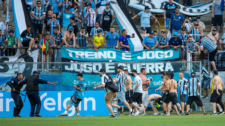 Torcedores protagonizaram quebra-quebra no domingo