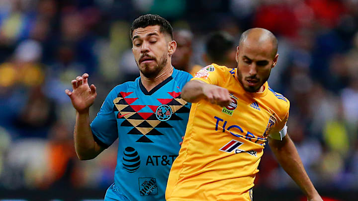 Henry Martin y Guido Pizarro en la disputa de un balón.