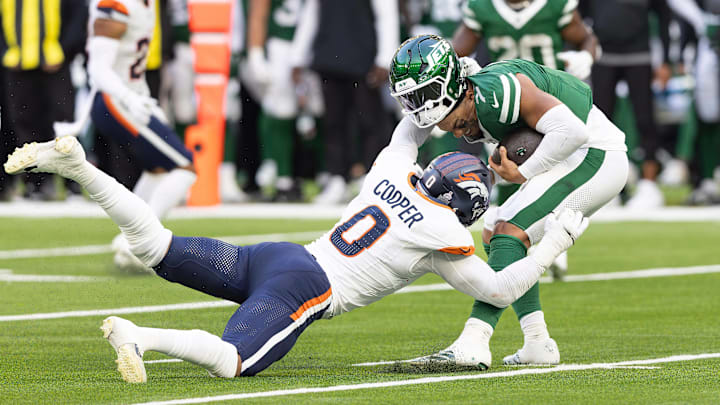 RECORD DATE NOT STATED 12th October 2025; Tottenham Hotspur Stadium, London, England; NFL, American Football Herren, USA UK Football, Denver Broncos versus New York Jets; Denver Broncos Linebacker Jonathon Cooper sacks New York Jets Quarterback Justin Fields, ripping his helmet off in the process.