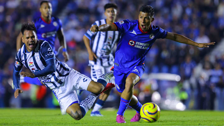 Ángel Sepúlveda de Cruz Azul esquiva la marca del argentino Sergio Barreto de Pachuca