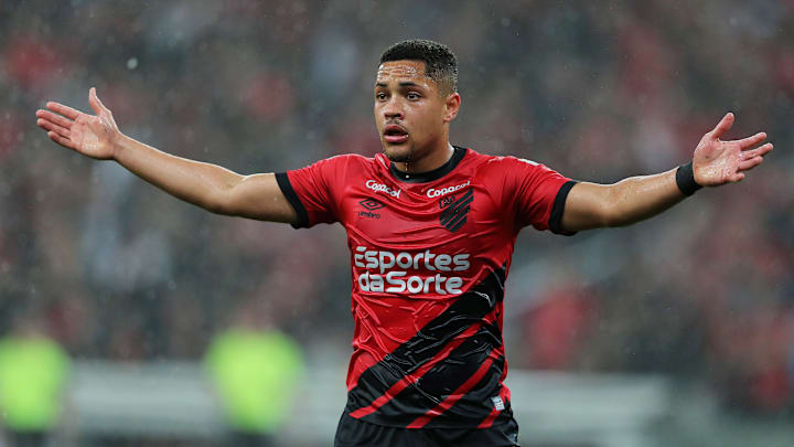 Com Vitor Roque, o Athletico-PR espera se dar bem em La Paz.