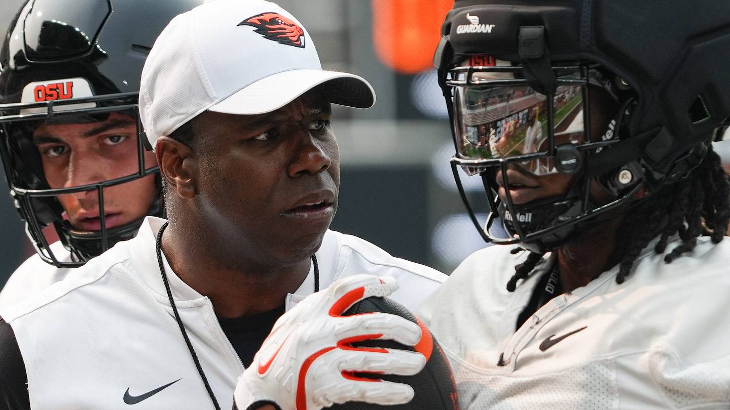 Coach JaMarcus Shephard parla con i media dopo il primo allenamento di campagna, con la squadra Oregon State