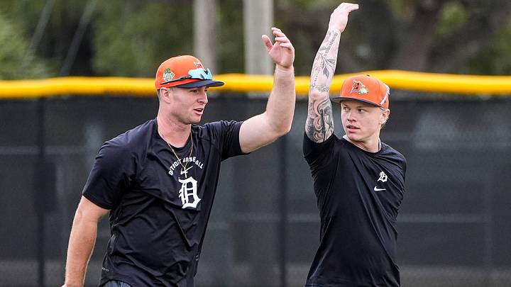 Colt Keith et Max Clark des Detroit Tigers marchant l'un à côté de l'autre tout en parlant Colt Keith et Max Clark des Detroit Tigers marchant l'un à côté de l'autre tout en parlant