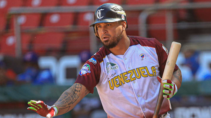 Oswaldo Arcia juega en los jardines de los Leones del Caracas