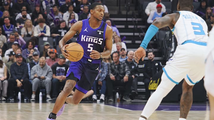 De'Aaron Fox dribbles the ball