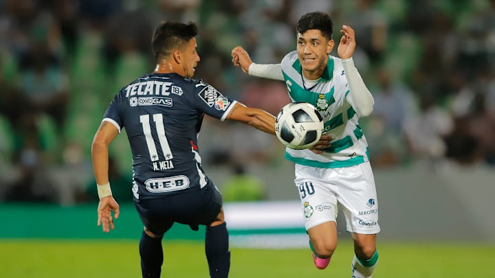 Maximiliano Meza y Omar Campos en la pelea de un balón.