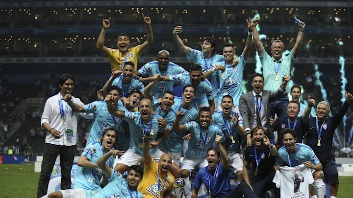 Jugadores de Pachuca celebran un título conseguido ante Rayados de Monterrey.