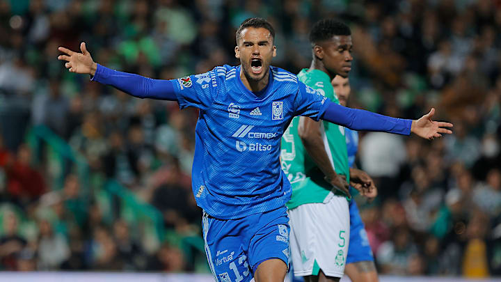 Diego Reyes puso el primero para Tigres ante Santos Laguna.