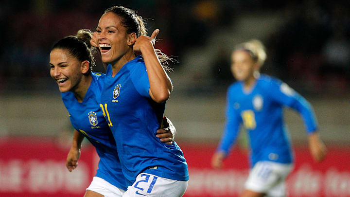 Brasil de Debinha e Tamires está invicto há seis jogos