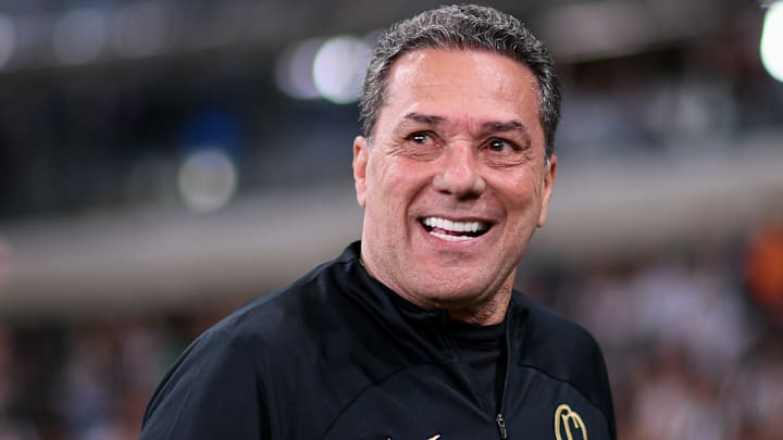 Técnico quer último reforço para fechar plantel