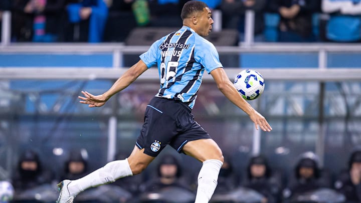 Carlos Vinicius não joga desde o Gre-Nal