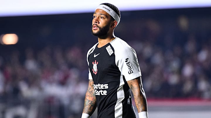 Corinthians tenta negociar dívida com Memphis Depay
