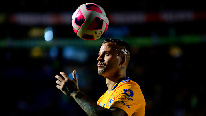 El jugador Nicolás López celebra un gol con los Tigres UANL.