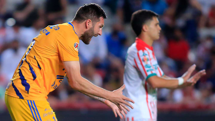 El francés André-Pierre Gignac lamenta la caída de Tigres ante Necaxa en el Estadio Victoria.