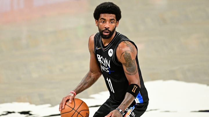 Irving ejerció su opción para jugar un año más con los Nets