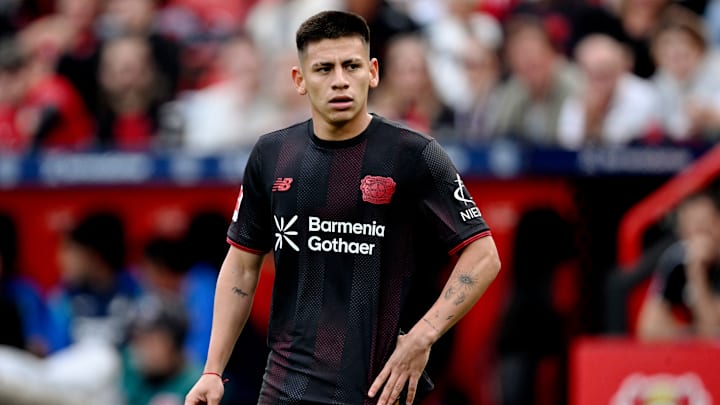 Claudio Echeverri im Trikot von Bayer Leverkusen Claudio Echeverri im Trikot von Bayer Leverkusen