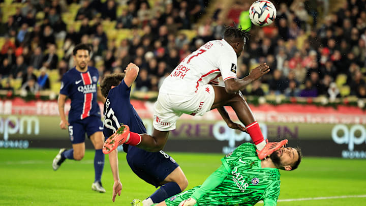 Singo a essayé de sauter au-dessus de Donnarumma.