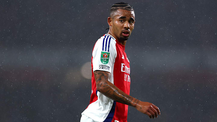 Gabriel Jesus começou no banco, mas ganhou minutos e correspondeu