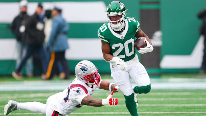 Dec 28, 2025; East Rutherford, New Jersey, USA; New York Jets running back Breece Hall (20) carries the ball asNew England Patriots linebacker K'Lavon Chaisson (44) pursues during the first half at MetLife Stadium. Mandatory Credit: Vincent Carchietta-Imagn Images Dec 28, 2025; East Rutherford, New Jersey, USA; New York Jets running back Breece Hall (20) carries the ball asNew England Patriots linebacker K'Lavon Chaisson (44) pursues during the first half at MetLife Stadium. Mandatory Credit: Vincent Carchietta-Imagn Images