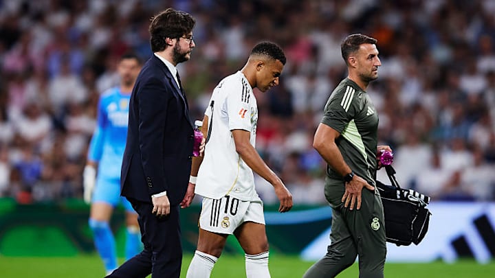 Kylian Mbappé (center) came off the pitch in pain on Saturday evening.