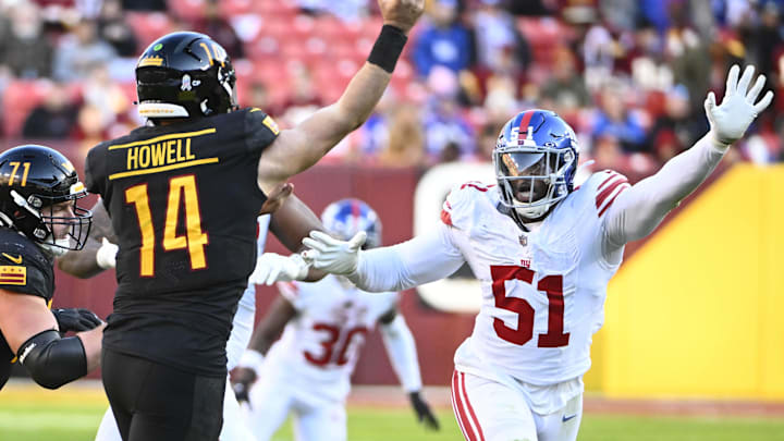 Azeez Ojulari (51) pressures former Washington Commanders quarterback Sam Howell (14) .