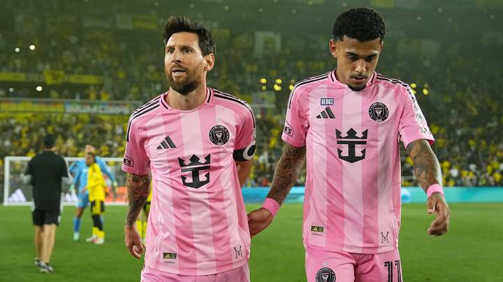 Lionel Messi y Riquelme Fillipi lamentan la derrota del equipo Lionel Messi y Riquelme Fillipi lamentan la derrota del equipo