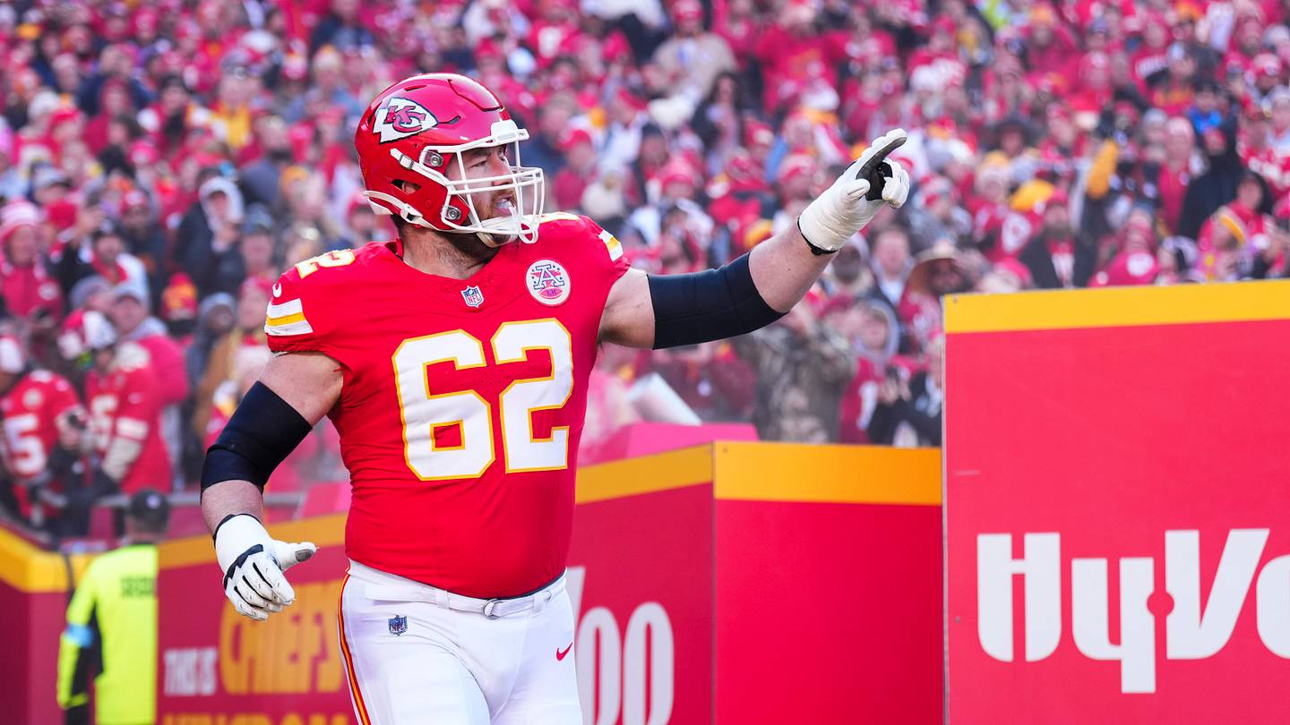 Chiefs Trade All-Pro Thuney to Bears for Draft Pick