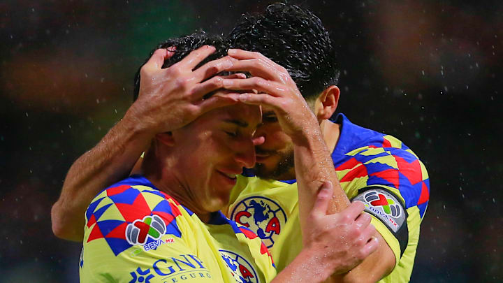 Alejandro Zendejas y Henry Martín celebran uno de los goles del América ante Pachuca. Alejandro Zendejas y Henry Martín celebran uno de los goles del América ante Pachuca.