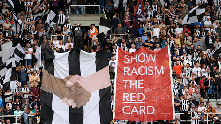 Clubes de outros países já fizeram manifestos contra o racismo Clubes de outros países já fizeram manifestos contra o racismo