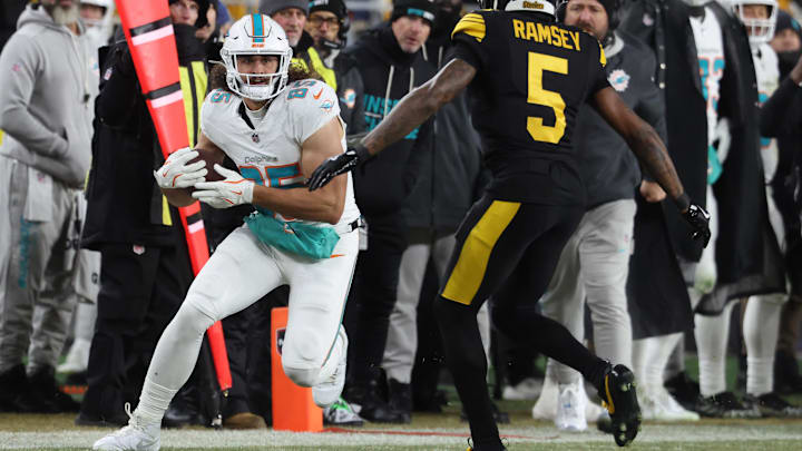  Miami Dolphins tight end Greg Dulcich (85) runs with the ball in the fourth quarter against the Pittsburgh Steelers at Acrisure Stadium. 