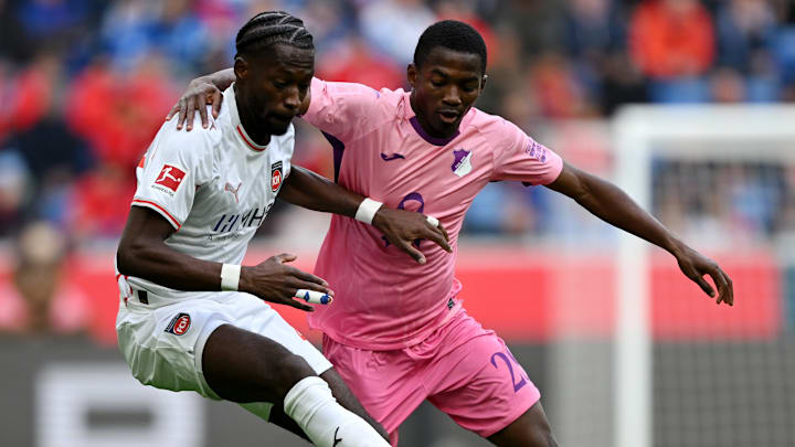 Bazoumana Toure (rechts im Bild) und seine Teamkollegen spielen heute in Pink