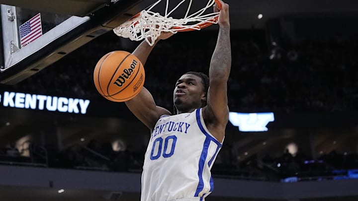 Mar 21, 2025; Milwaukee, WI, USA; Kentucky guard Otega Oweh (00) dunks during the second half of their first round NCAA men’ s basketball tournament game against Troy at Fiserv Forum. Mandatory Credit: Jovanny Hernandez/USA Today Network via Imagn Images Mar 21, 2025; Milwaukee, WI, USA; Kentucky guard Otega Oweh (00) dunks during the second half of their first round NCAA men’ s basketball tournament game against Troy at Fiserv Forum. Mandatory Credit: Jovanny Hernandez/USA Today Network via Imagn Images
