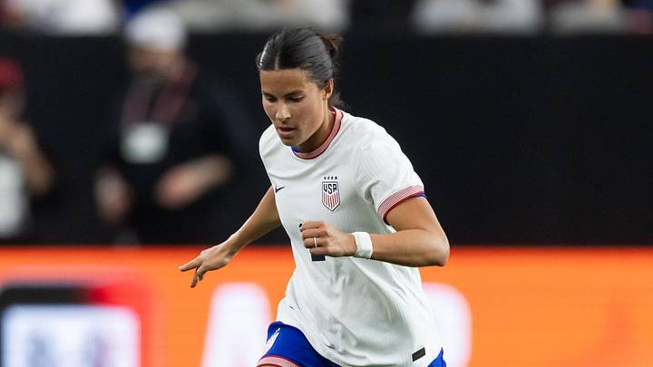 Feb 23, 2025; Glendale, Arizona, USA; USA defender Emily Sams (2) against Australia in the SheBelieves Cup women’s soccer tournament at State Farm Stadium. Mandatory Credit: Mark J. Rebilas-Imagn Images Feb 23, 2025; Glendale, Arizona, USA; USA defender Emily Sams (2) against Australia in the SheBelieves Cup women’s soccer tournament at State Farm Stadium. Mandatory Credit: Mark J. Rebilas-Imagn Images