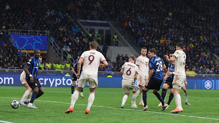 Lautaro Martinez erzielt das 1:1 gegen den FC Bayern. Doch hätte der Treffer überhaupt zählen dürfen?