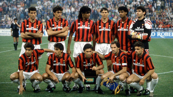 Ancelotti (com placa na mão) foi multicampeão pelo Milan