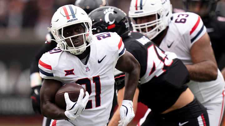 Arizona Wildcats running back Ismail Mahdi (21) runs for a touchdown in the first quarter of the NCAA football game between the Cincinnati Bearcats and Arizona Wildcats at Nippert Stadium in Cincinnati on Nov. 15, 2025.