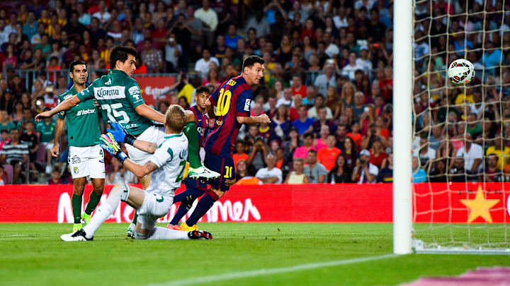 Lionel Messi consigue un gol ante el León, en la edición del Joan Gamper del 2014.