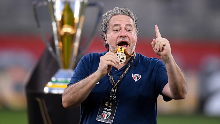 Presidente Julio Casares sofre pressão nos bastidores para renunciar ao cargo