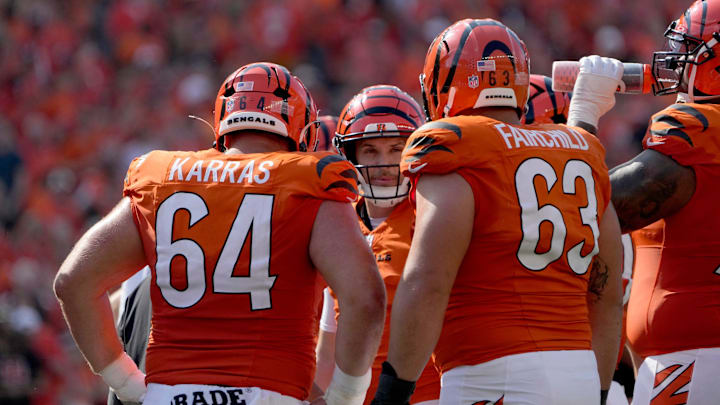 Cincinnati Bengals quarterback Jake Browning, center, talks with center Ted Karras (64) and guard Dylan Fairchild (63) during the final minutes agains Jacksonville Jaguars at Paycor Stadium on Sunday, September 14, 2025. The Bengals move to 2-0 after beating the Jaguars 27-31.