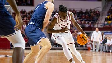 Sprinkle Debuts Huskies with New Transfers, 13-Scholarship Roster