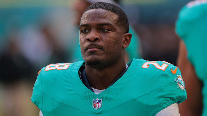 Miami Dolphins running back De'Von Achane (28) warms up before a game against the Tampa Bay Buccaneers at Hard Rock Stadium. 