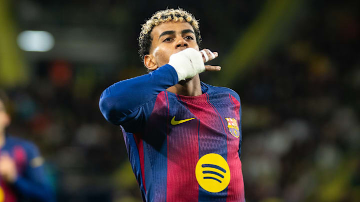 Lamine Yamal est titularisé par Hansi Flick. Lamine Yamal est titularisé par Hansi Flick.