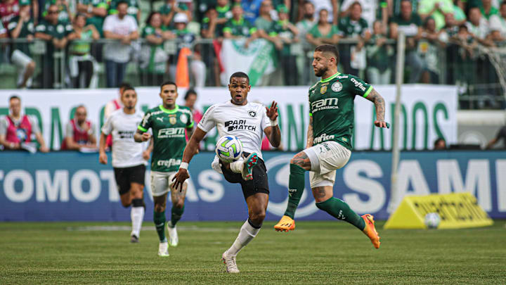 Palmeiras e Botafogo brigam na parte de cima da tabela do Brasileirão.
