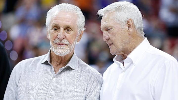 Pat Riley (izquierda) y Jerry West durante un juego de la Summer League en 2019