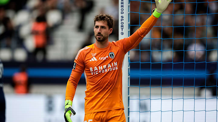 Kevin Trapp im Trikot von Paris FC