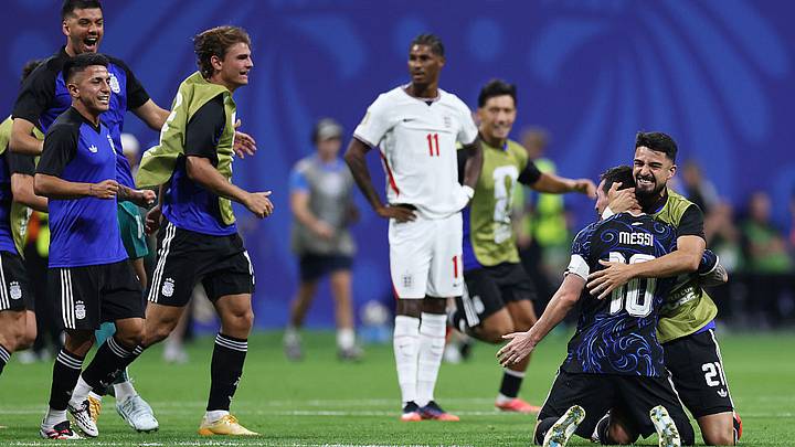 Messi y Argentina celebran el pase a la Final del Mundial tras vencer a Inglaterra.