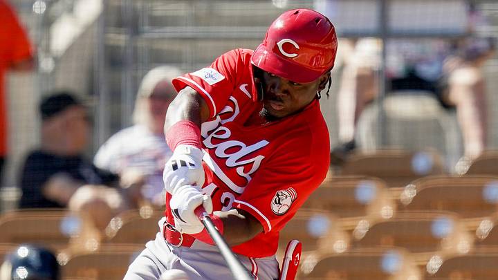 Cincinnati Reds left fielder Héctor Rodríguez (43) hits the ball